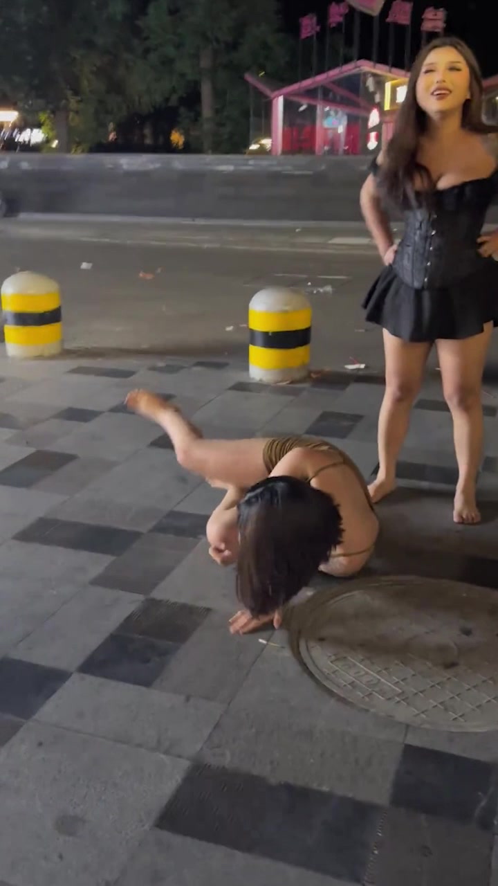 两女生是在街头展示格斗技巧吗！