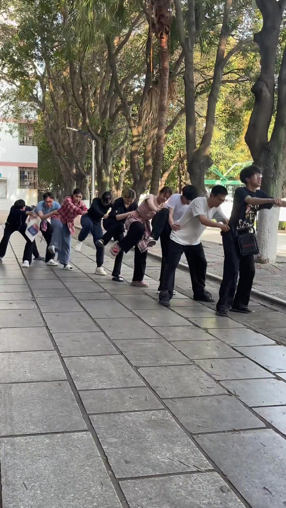 没电动车骑可以众筹买一辆，怪尴尬的这样