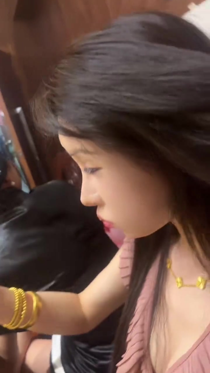 强行干杯呀，幸好女生喝的不是白的！！