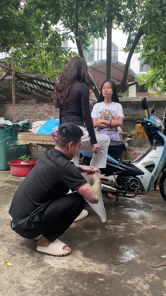 老公不是人啊！她看了半天拖鞋跑哪去了