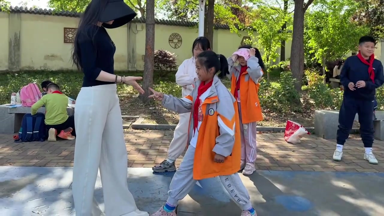 高挑女老师展示一字马劈叉，这是欺负小学生吗！