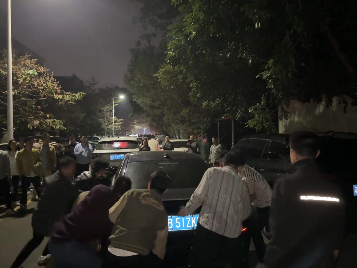 堵车实在没办法，用蛮力硬生生把违停车抬走！
