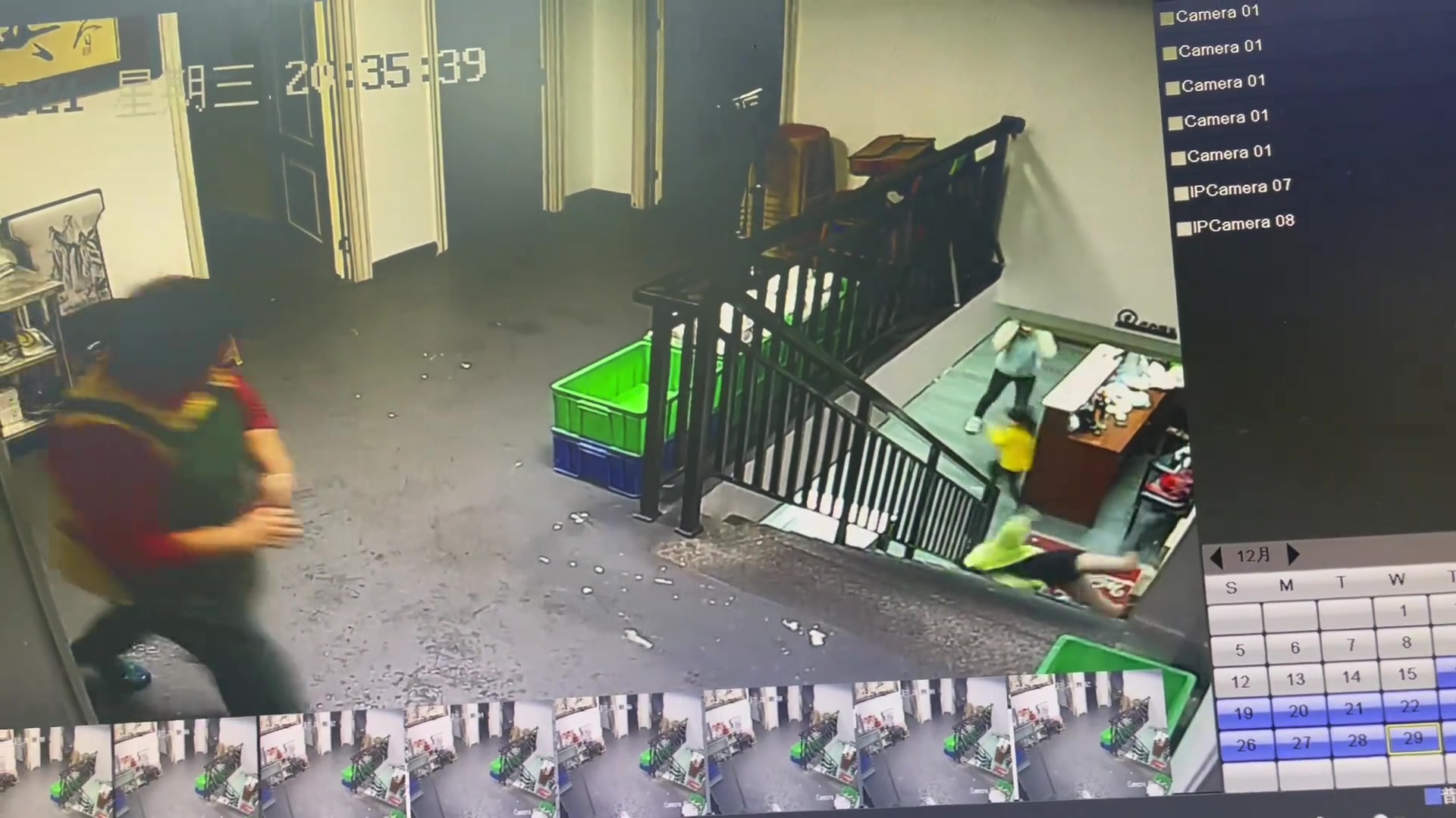 她这一跤摔得不轻，看监控都不知道怎么摔下去的