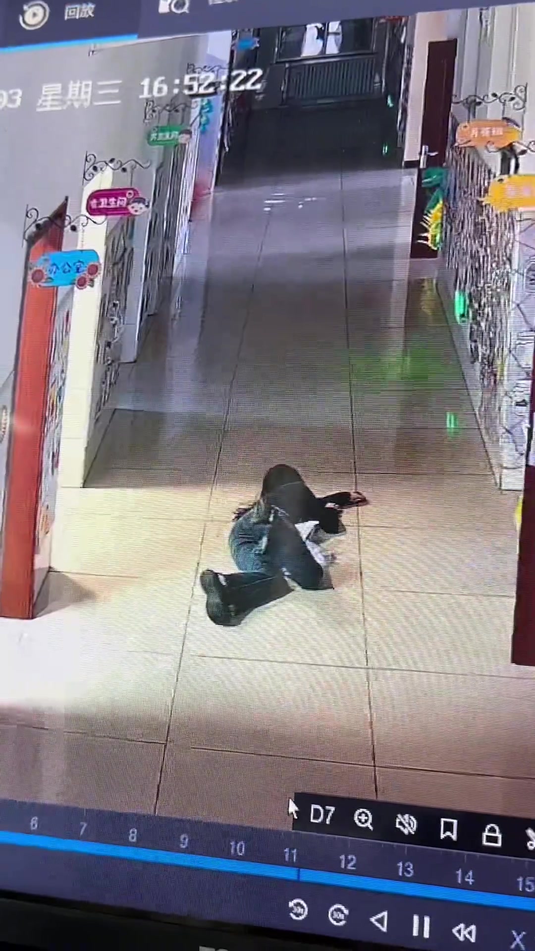 她这一跤摔得多疼啊，过了半天一动不动...