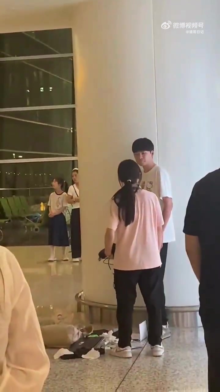 网友疑惑：如今情侣中男生为何如此卑微还有尊严吗