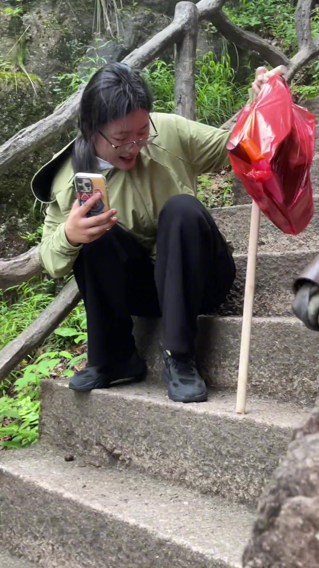 女生腿抖成这样，还能下山吗！