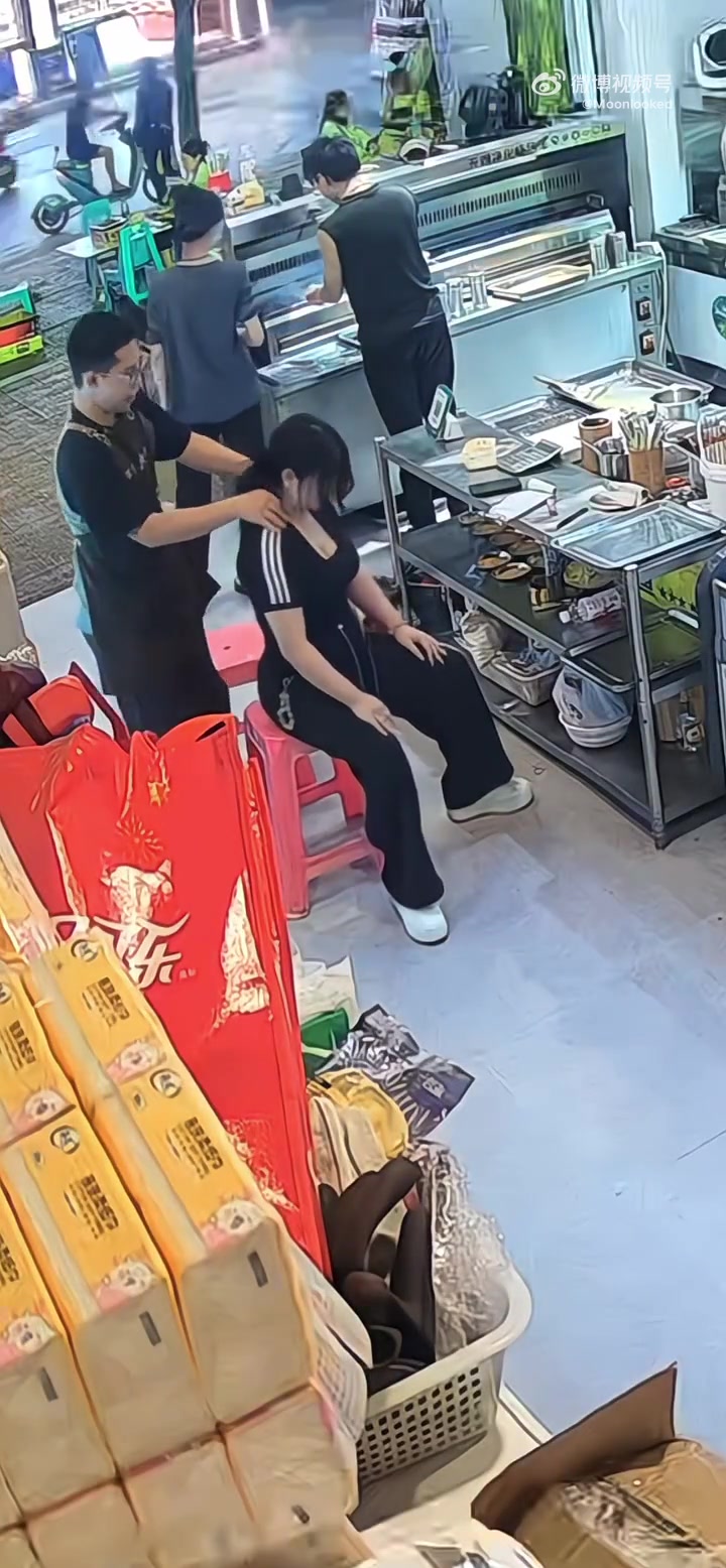 轮流帮女生按摩，她不会是老板吧！