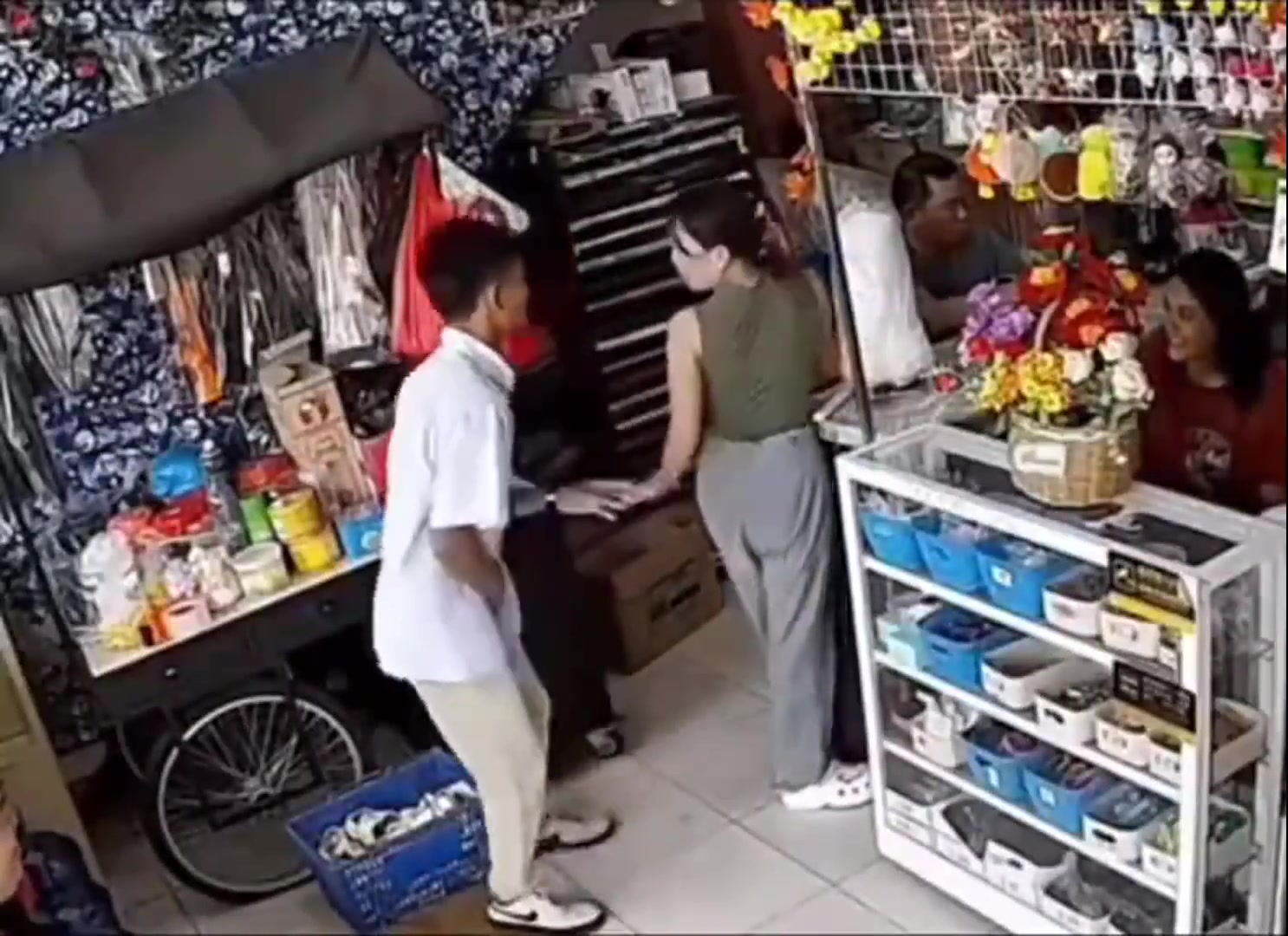 男孩子为什么要躲开！还是太年轻