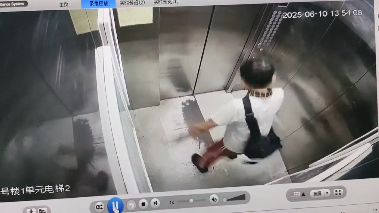 在电梯里撒尿卫生先不说，如果发生短路故障，那事情可就大了
