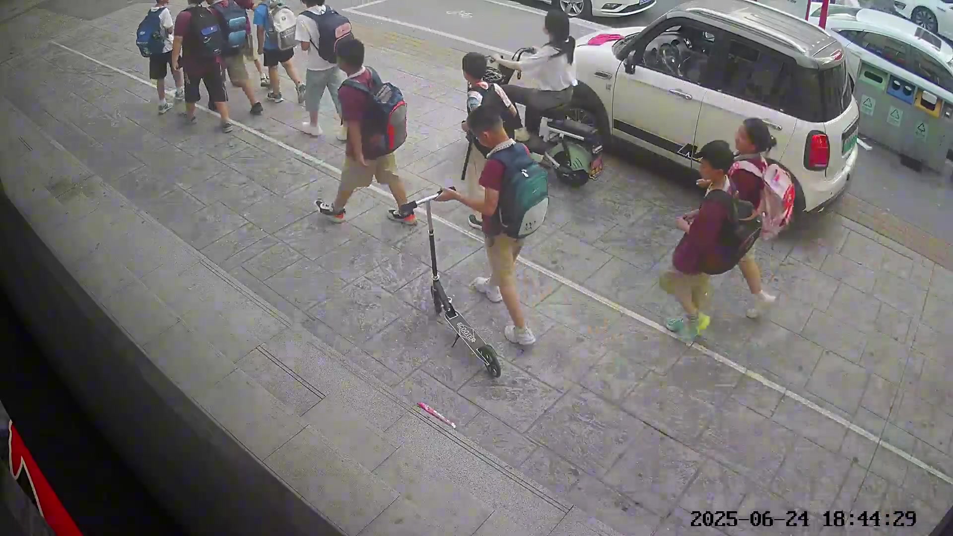 同样都是背着书包的人，这就是差距，给大男孩点赞