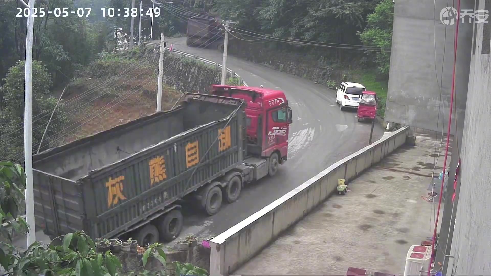 路边停的面包车还有三轮车也阻挡不了大卡车前行