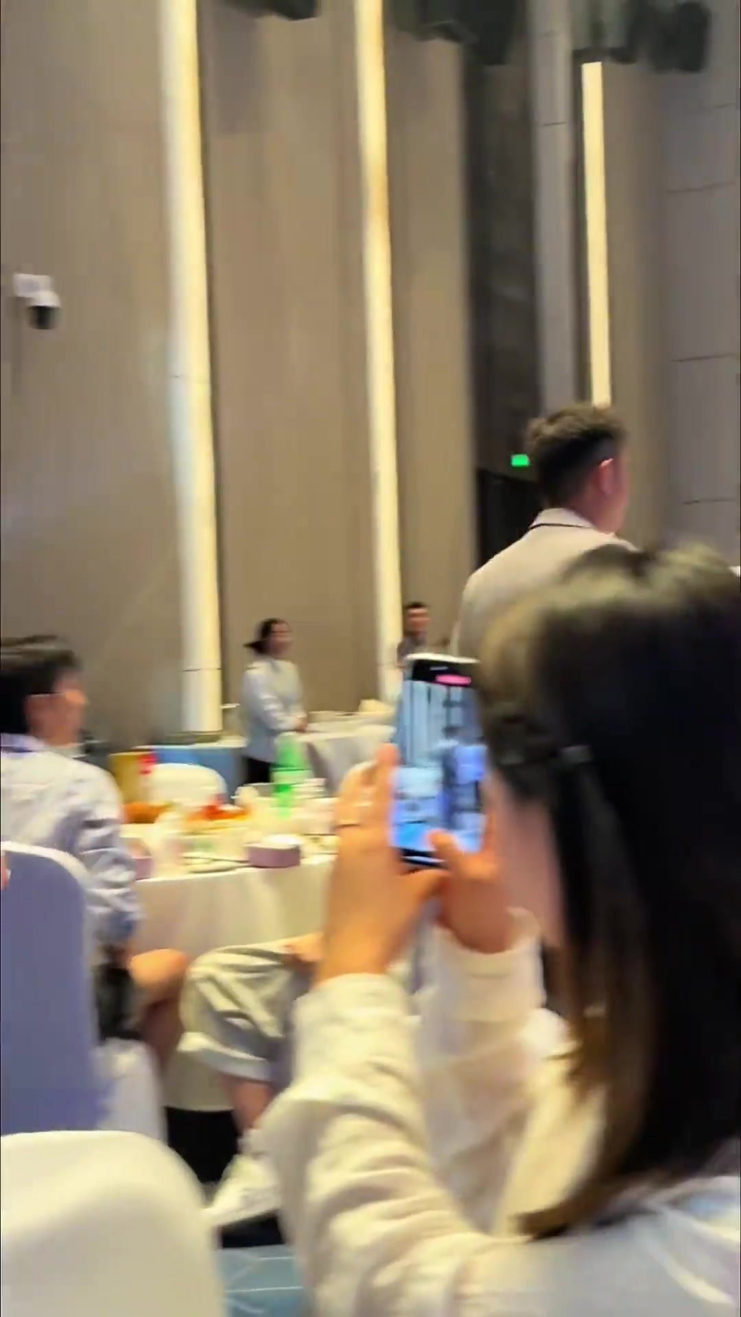 许久未见的文章参加婚礼