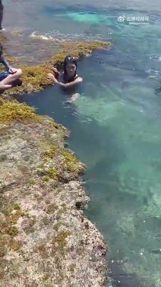 女生有点胆大，一口气换不上了就开席了！！