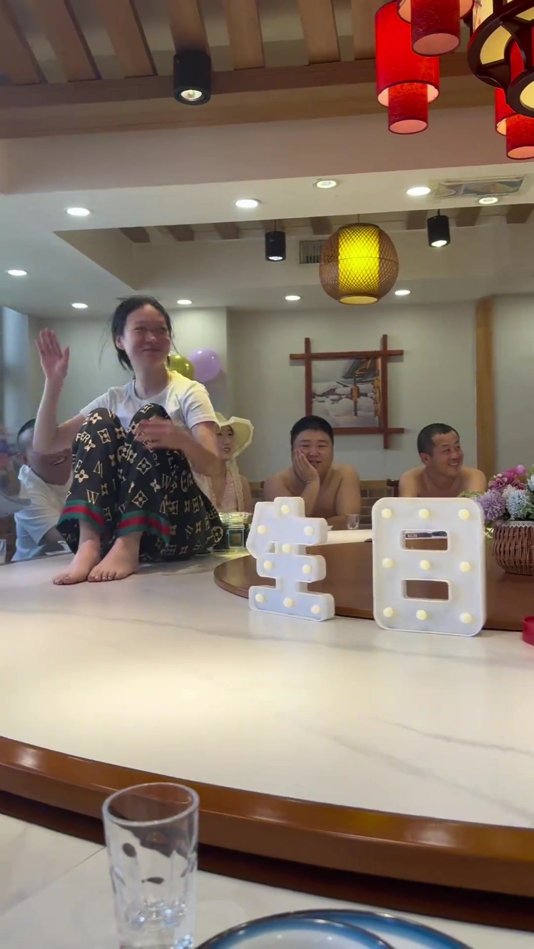 吃饭的桌子女生用脚踩，网友：这个桌子你们买了吧！