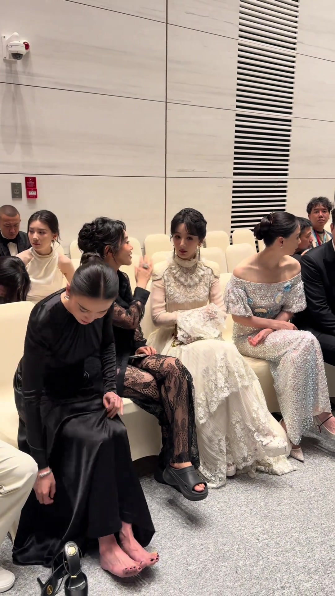 宋佳白玉兰后台直接脱鞋了，闫妮：光脚没事