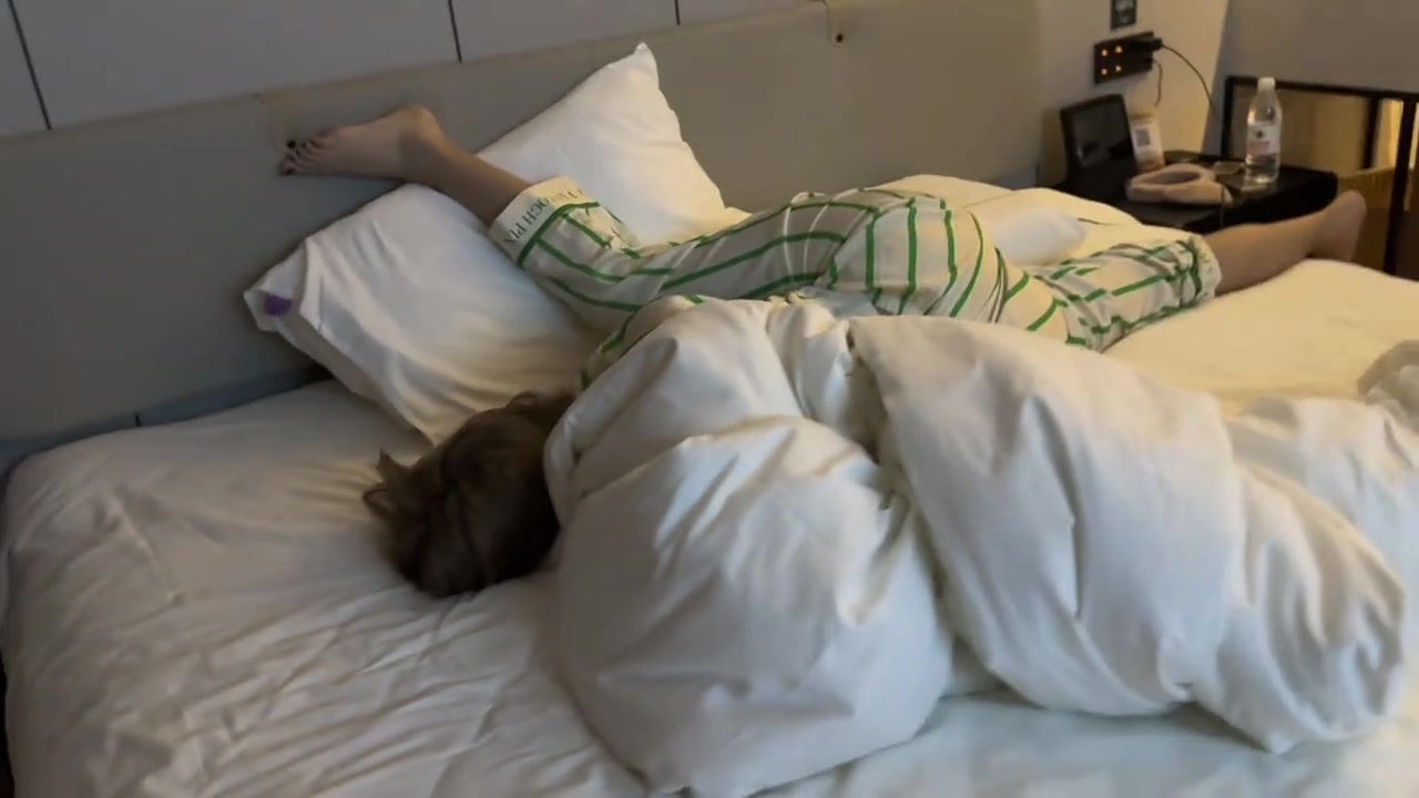 这姿势能睡啊女生韧性不错啊！！