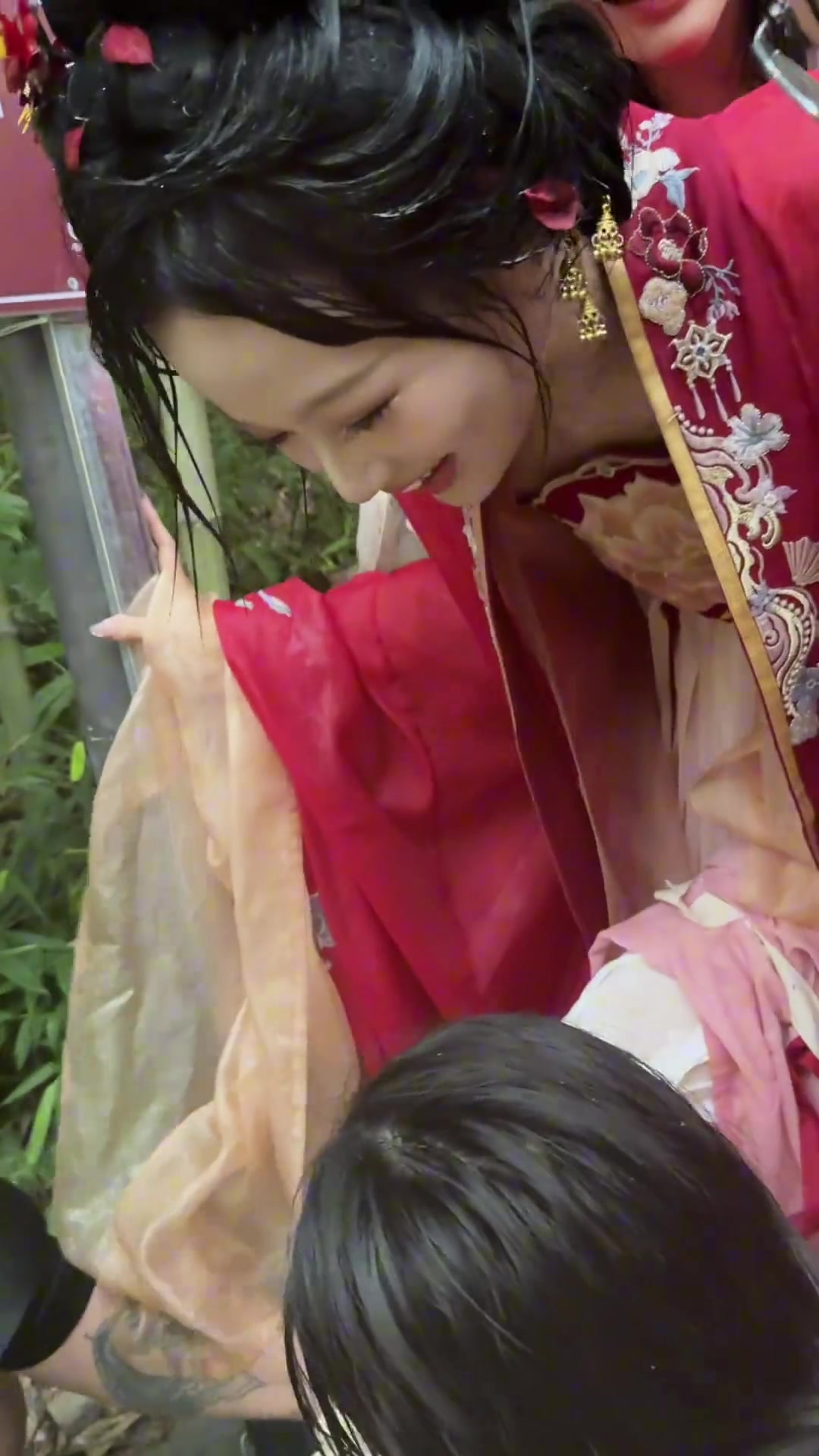 女生玩个漂流拖鞋卡脚脖子上了