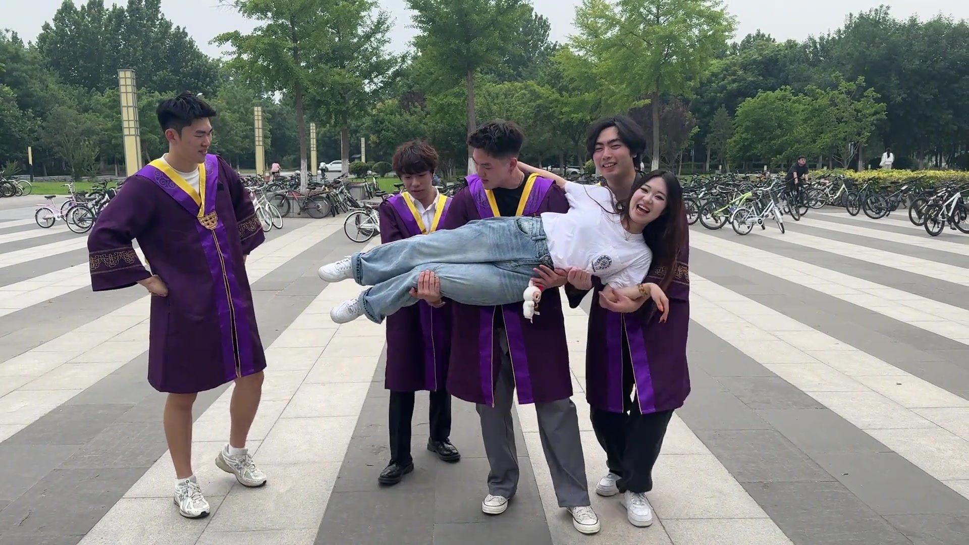 既然她愿意这样拍，那说明她根本不介意