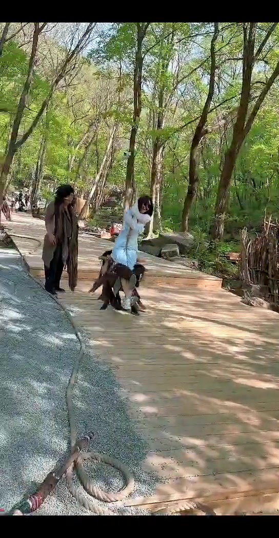 游客快不快乐不知道，野人挺快乐的