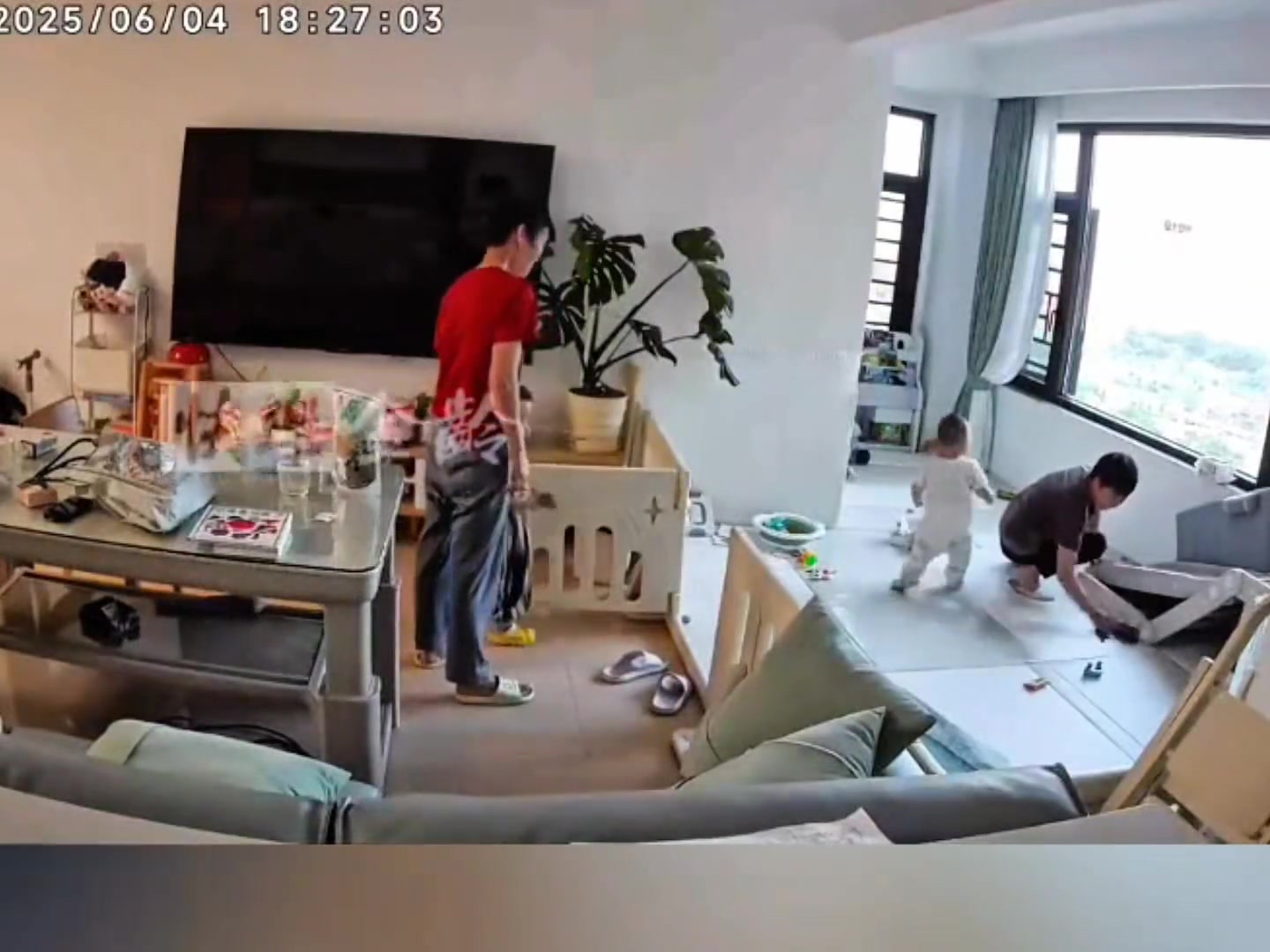 老人带娃去邻居家串门，因大喊大叫被女主人直接撵人