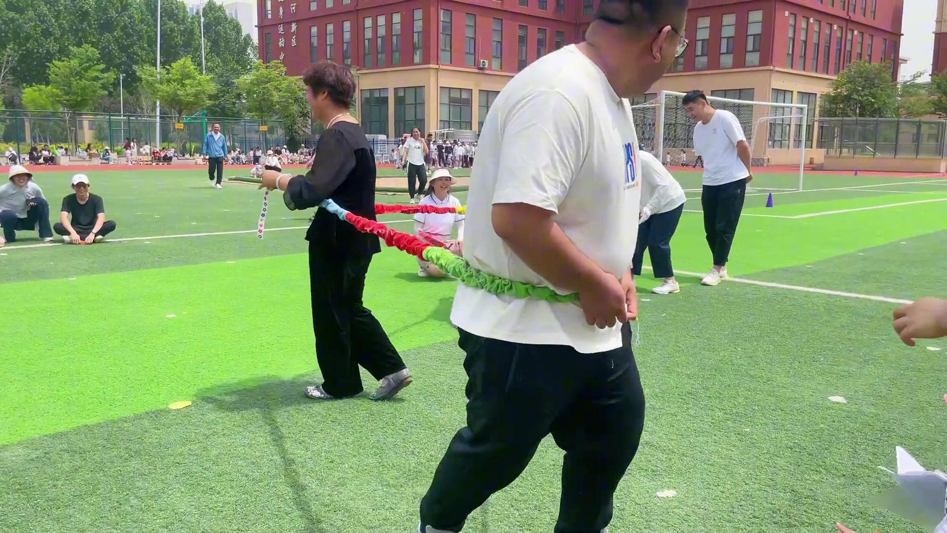 淡定的爸爸和无奈的奶奶