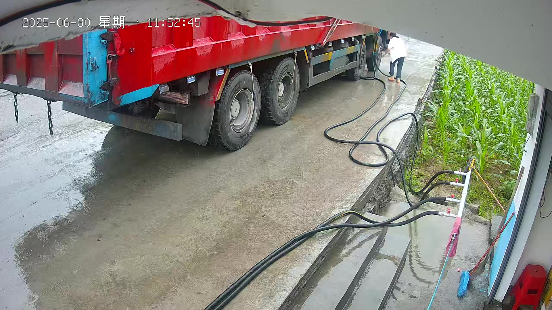 师傅这是有多着急赶路，还好水管没扯到人