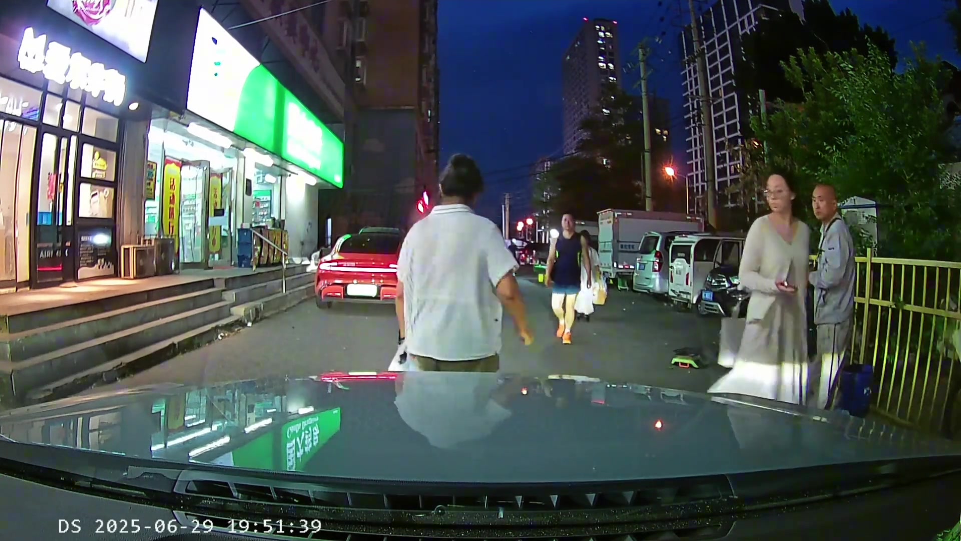 这阿姨行碰瓷技术太差，自己还带倒车的！
