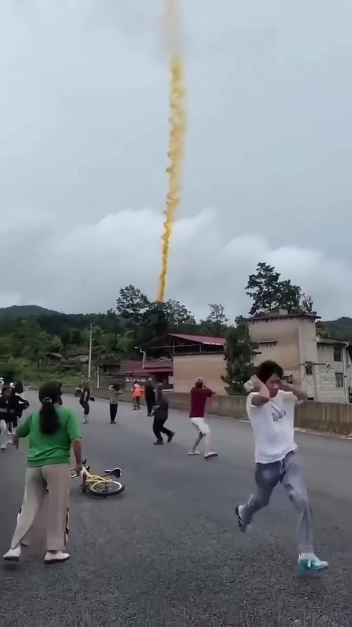 这是什么，怎么从天上掉下来了！