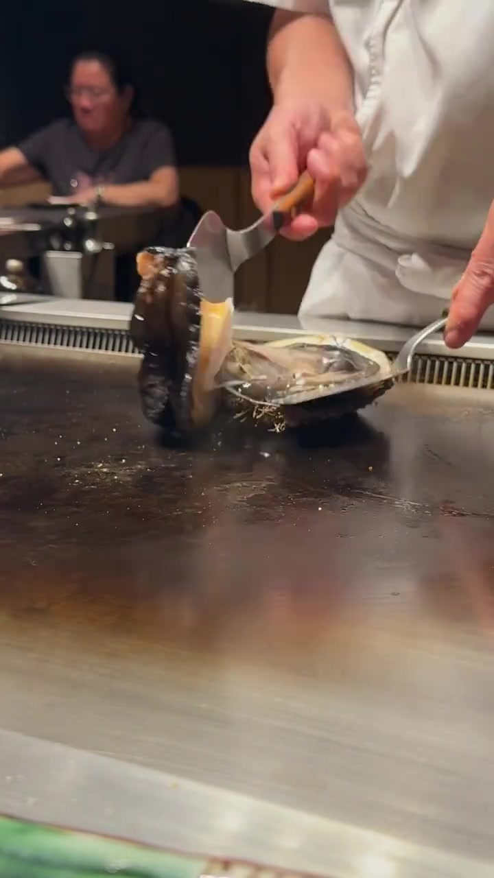 厨师拆鲍鱼壳的手法好娴熟