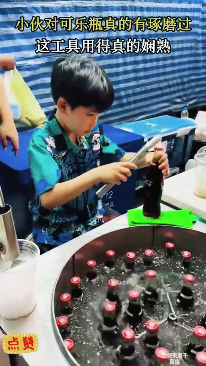 小伙对可乐瓶真的有琢磨过这工具用得真的娴熟