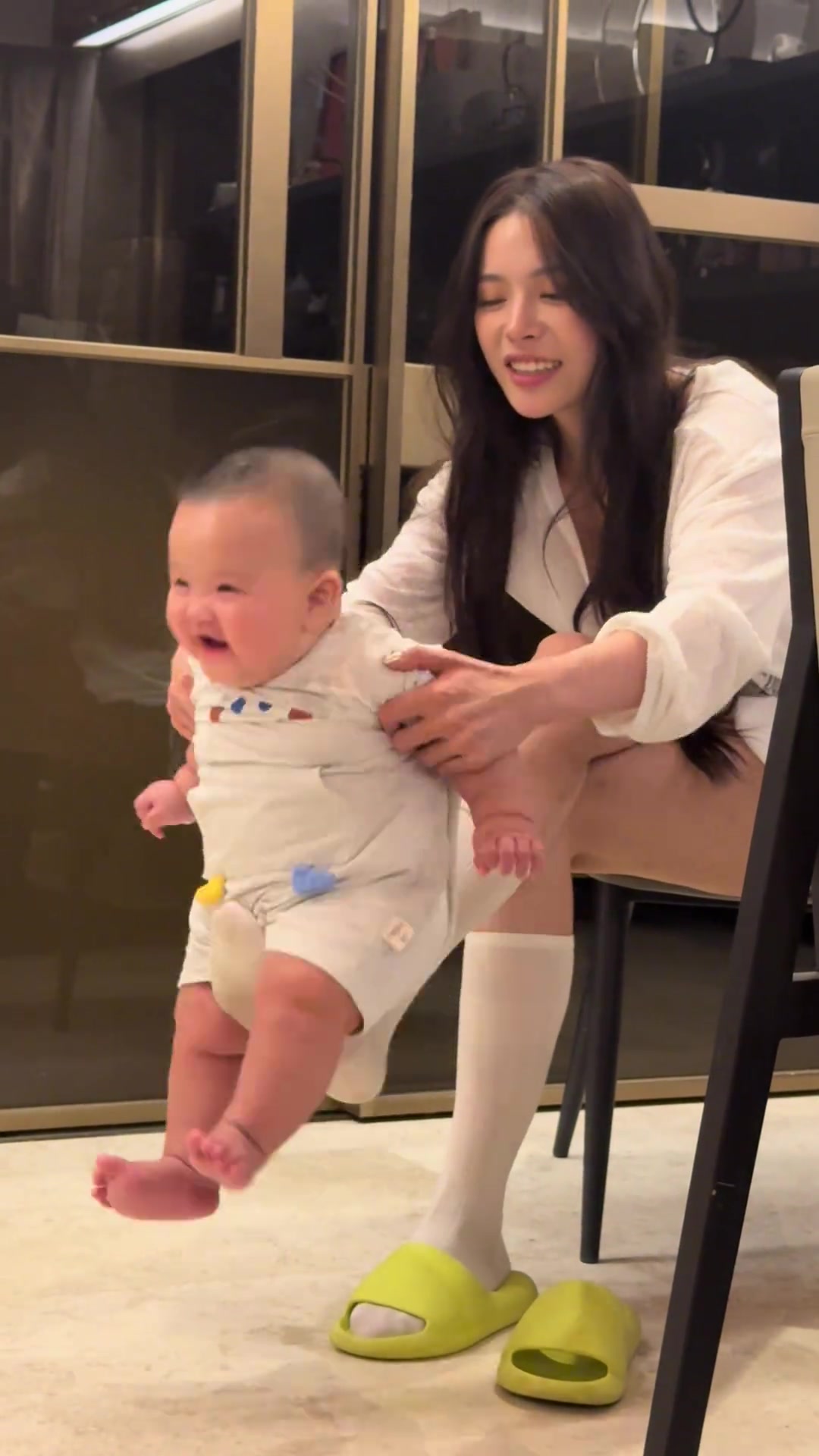 孩子太小了不建议这样玩，建议跟我玩