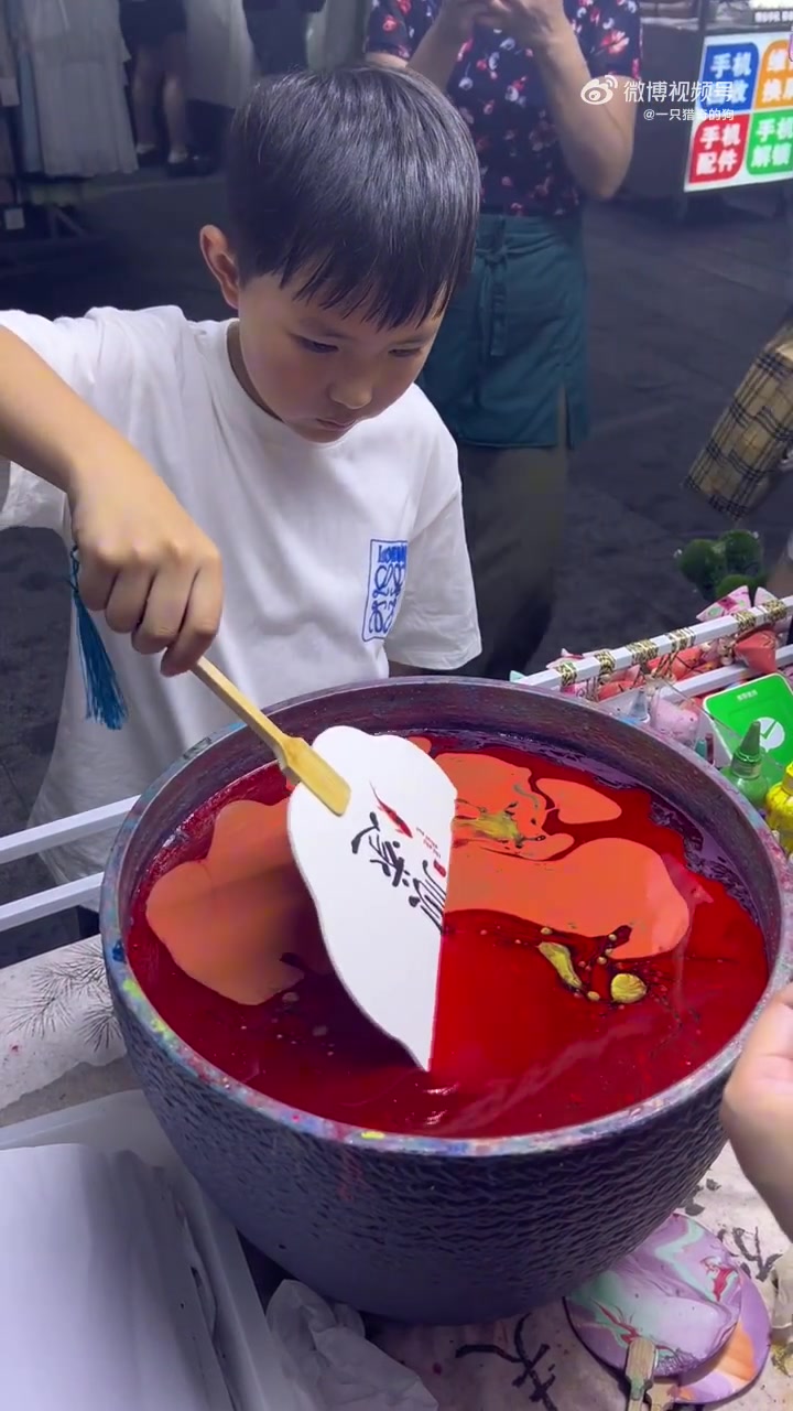 小孩哥说这是他独创的下扇手法，说了好多遍旋转的纹理要好看些