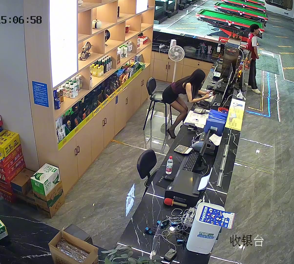 现在台球室的助教和前台，其实是一个人么
