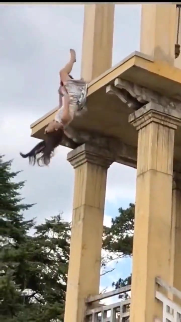 女演员跳楼戏出事故，这个时候她还能怕走光呢！！
