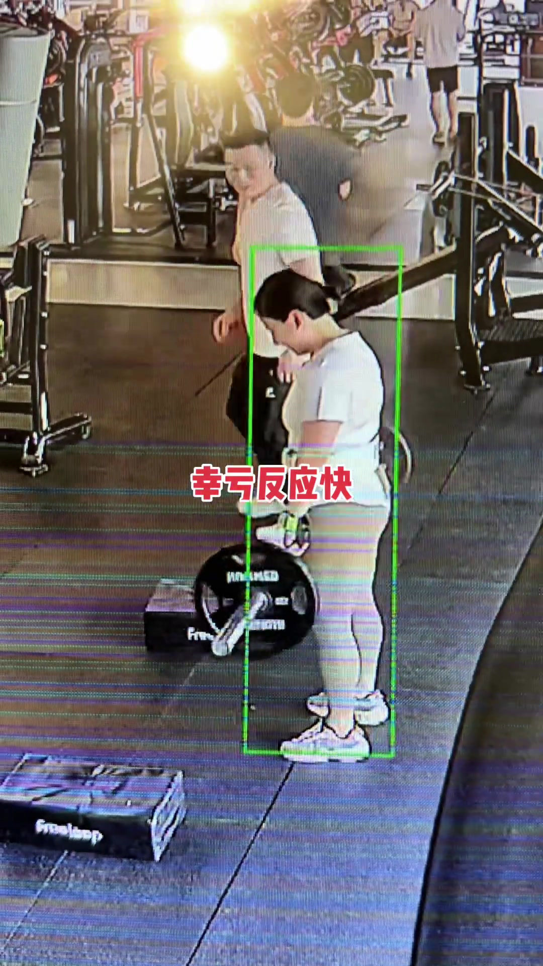 帮她健身反应要足够快，不然就断子绝孙了！