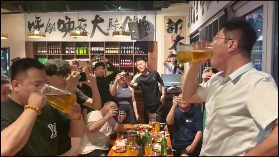 人家喝酒都不用咽，直接倒下去的！！