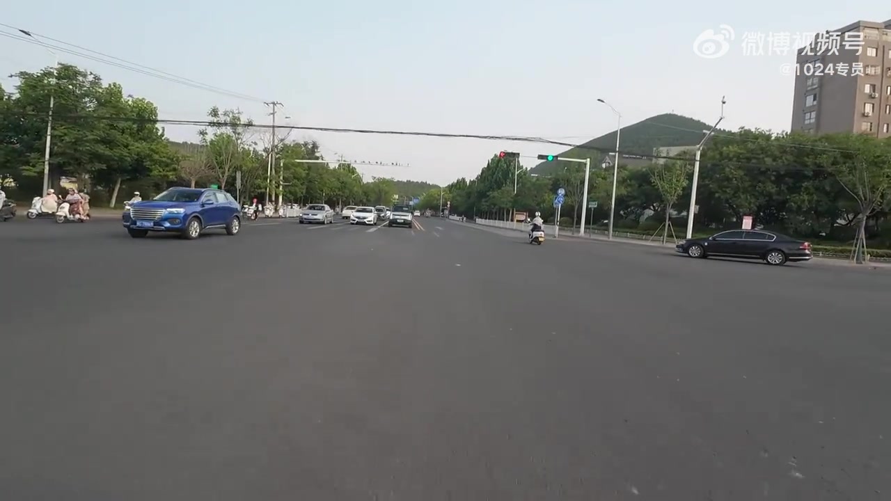 摩托车超车撞上横穿马路的女子，有责任吗