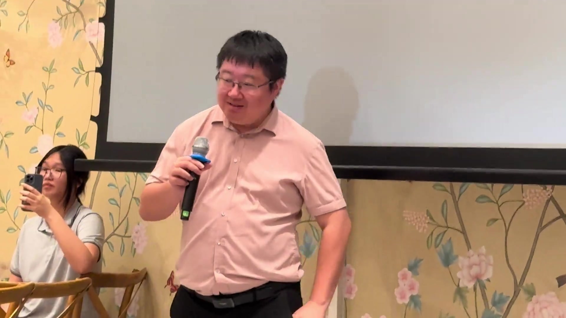 校长：你们惊叹的表情和我老婆年轻时一样！！