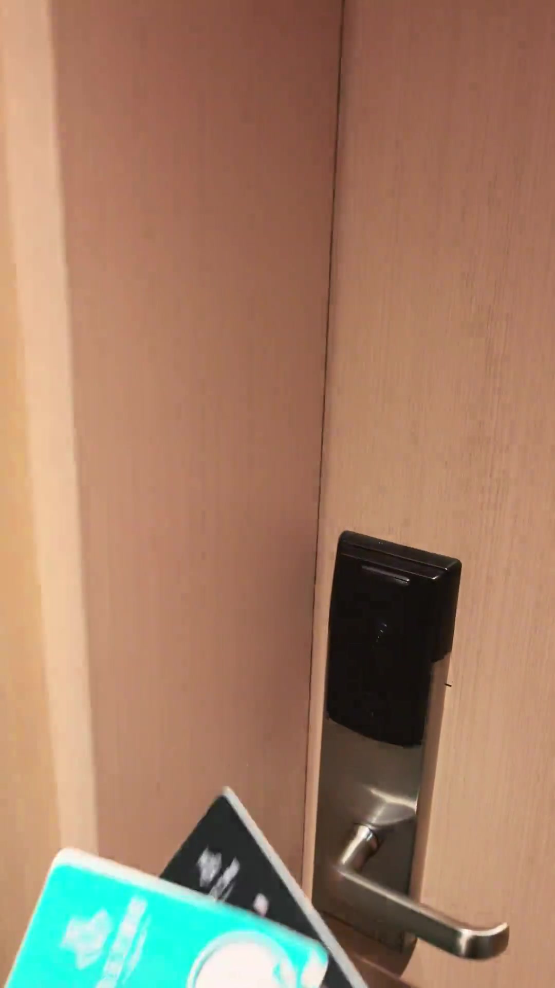 女生住酒店打开房门看到个赤裸身体的小哥哥在里面！！