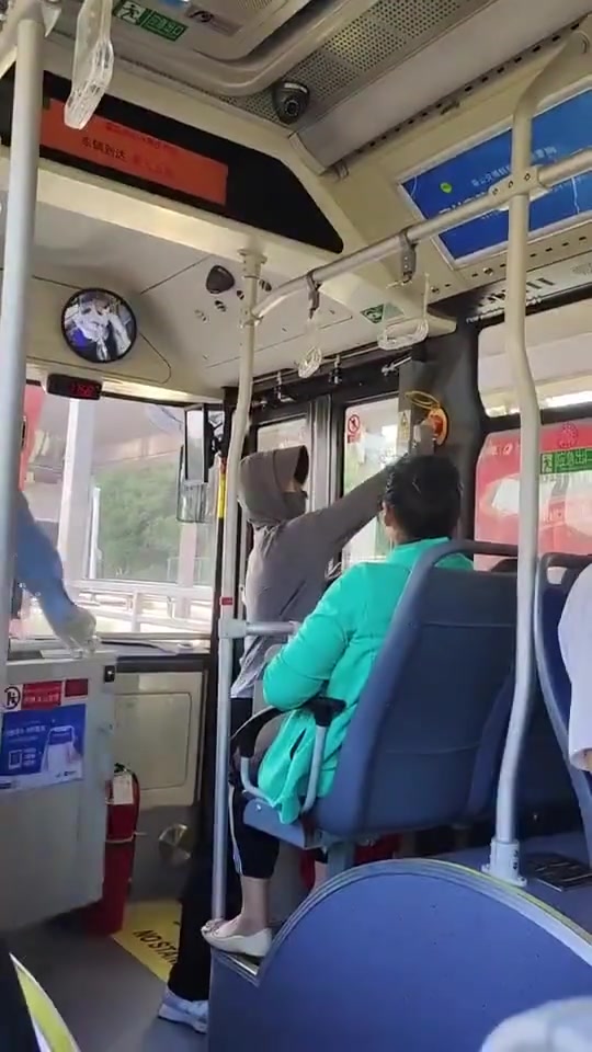 自己坐过站了，还要强行下车