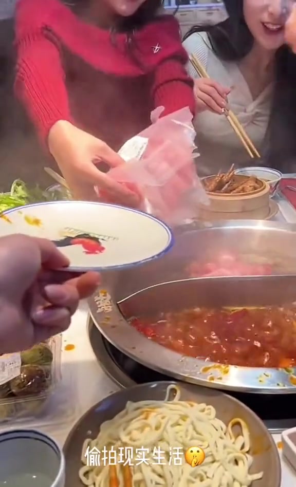 这几个女生是懂生活的呀，自己带料去吃火锅