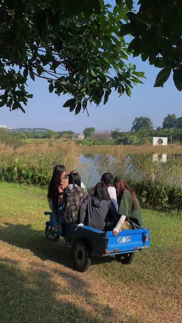 这车都能开进水里啊女司机的驾驶技术还需提升呀
