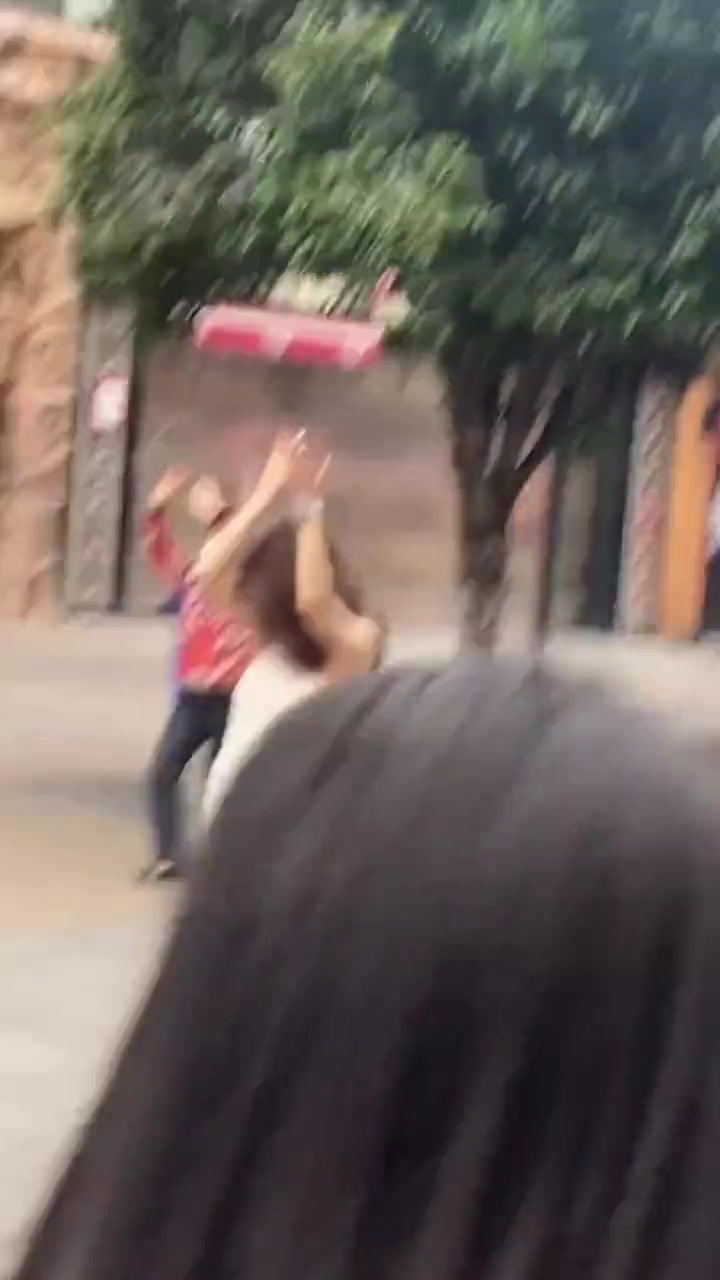 年轻就是不一样！女生光脚跳广场舞