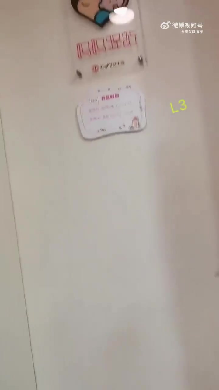 小情侣母婴室里腻歪，被女子突然推门进入