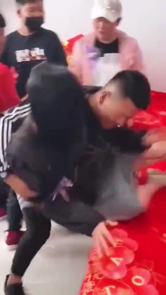 接亲现场搞这种动作是不是有点过分了