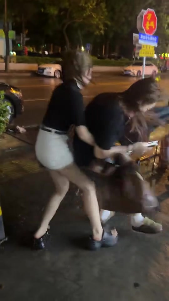 两个美女街头上打架，男人是真的不好插手啊！！