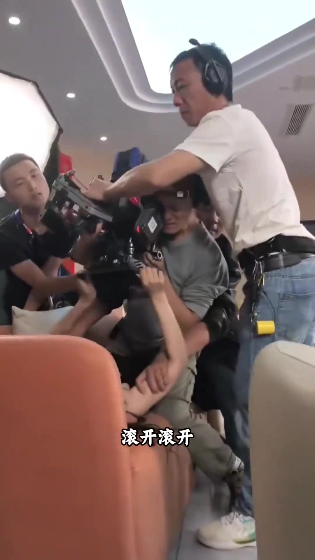 摄影师给女演员拍个强暴戏，感觉太难了！！
