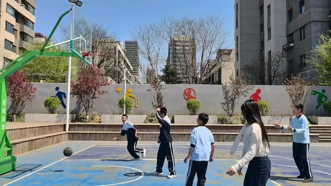 这么多学生还想欺负一个女老师