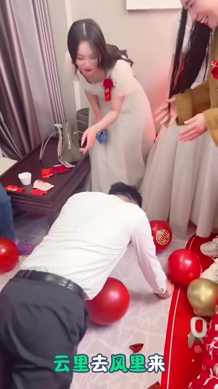 这个花臂伴娘一看就是对他的腰力足够自信啊！！