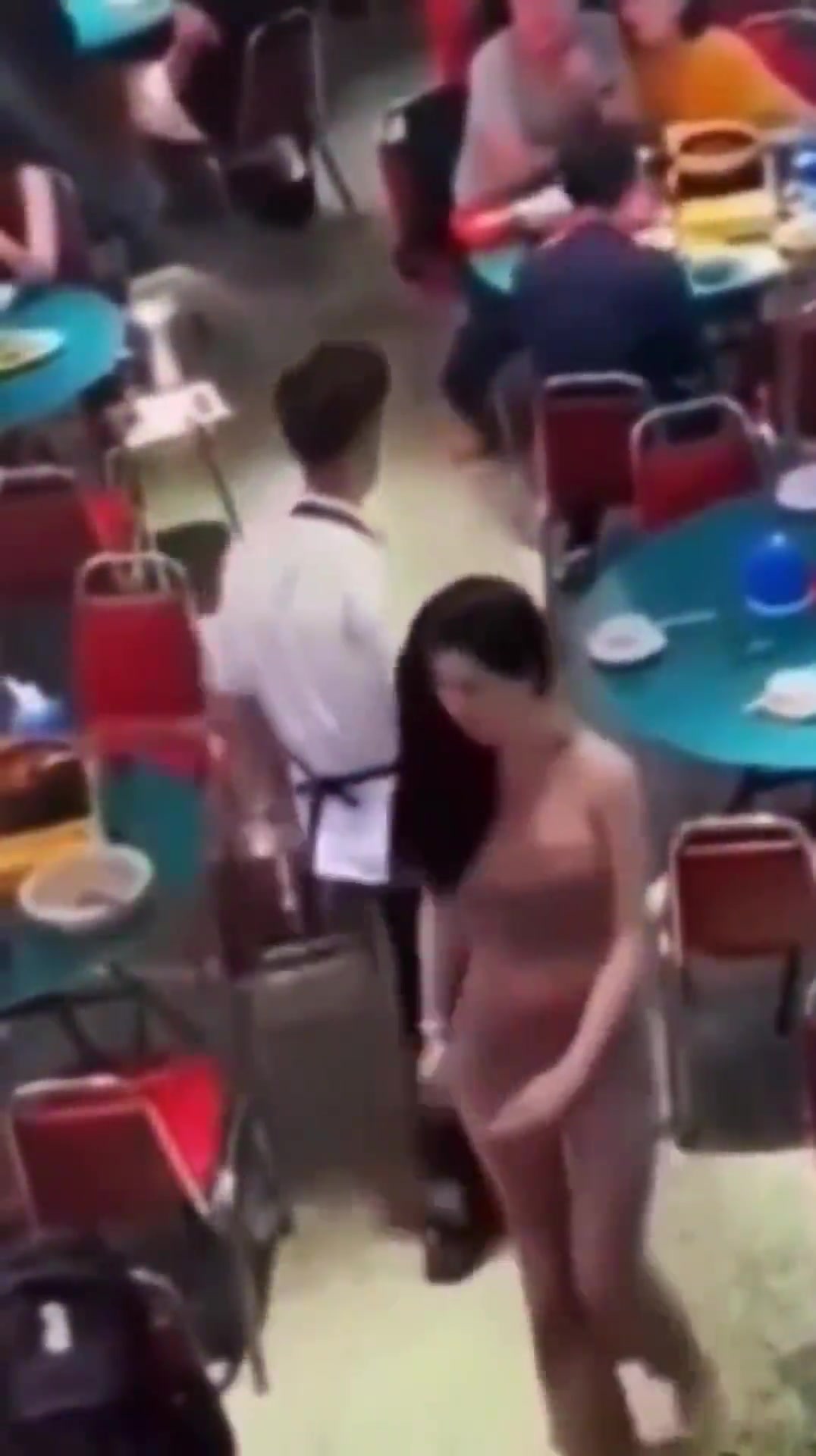这个服务生是不是故意撞的老板娘胸部